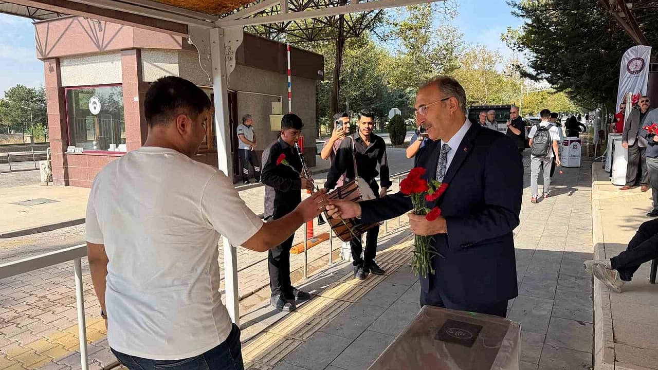 Rektör Göktaş’tan Öğrencilere Çiçekli Karşılama