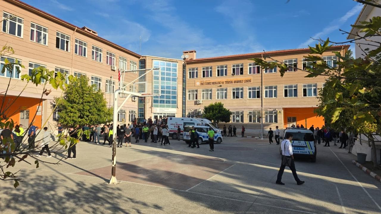 Manisa'da okula silahlı saldırı: 2 kişi ağır yaralandı