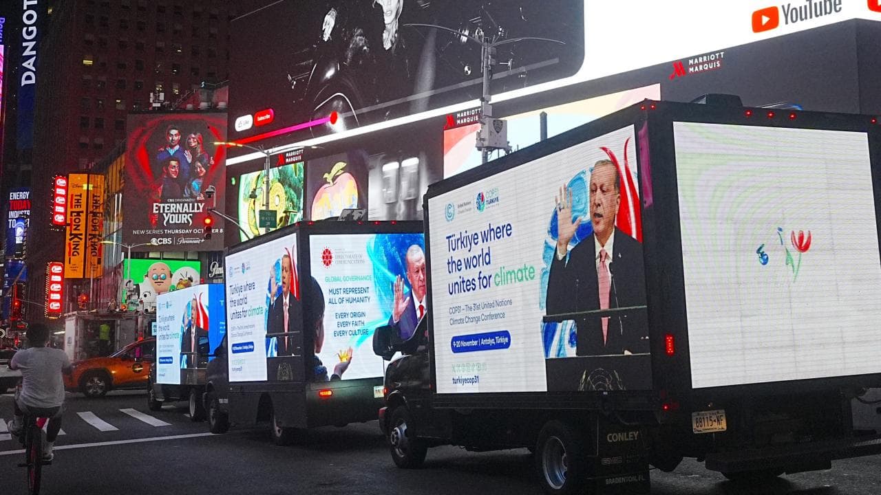 Cumhurbaşkanı Erdoğan'ın mesajları New York'ta dev ekranlarda