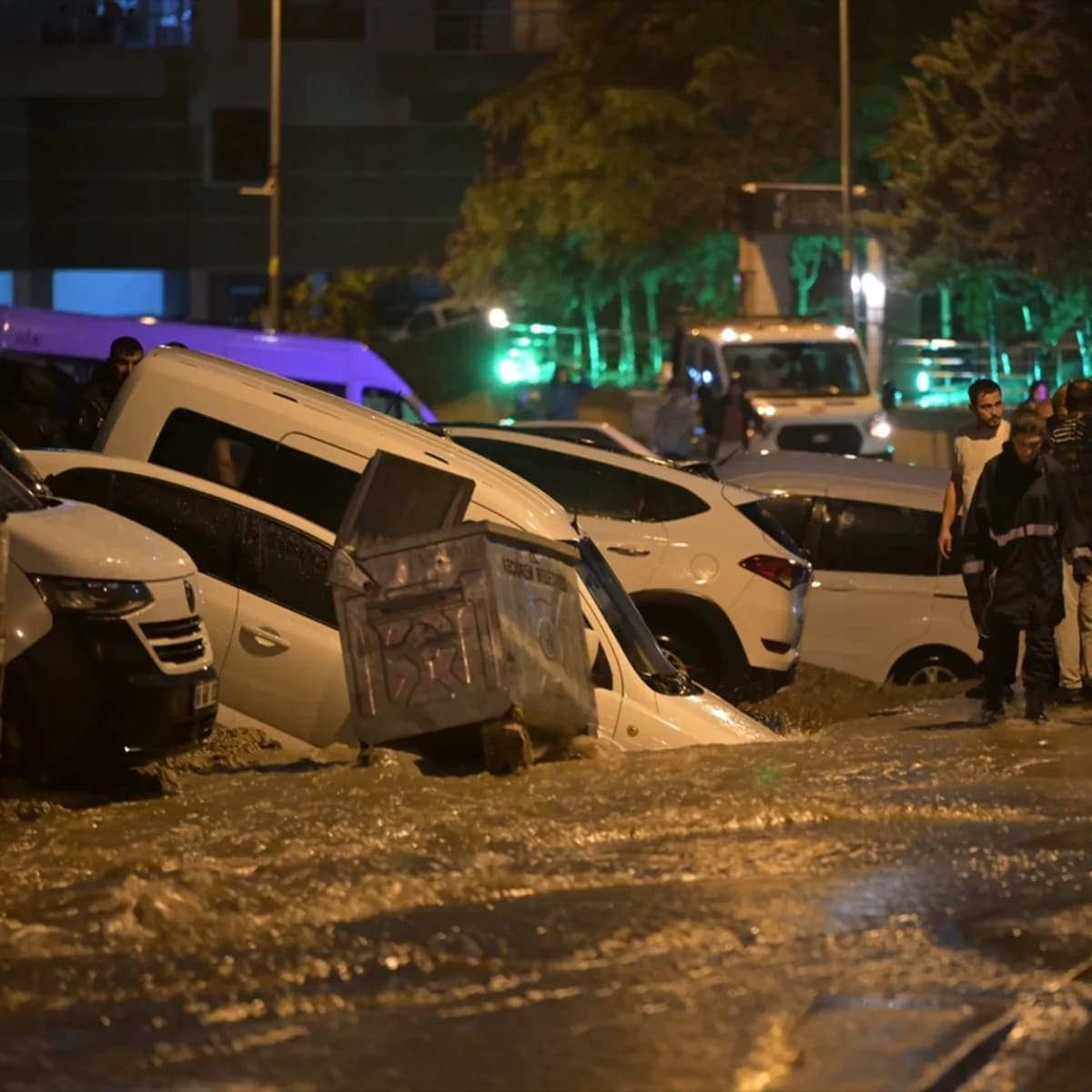 Başkentte Sağanak Yağış Hayatı Felç Etti: Keçiören'de Yol Çöktü, Araçlar Hasar Gördü