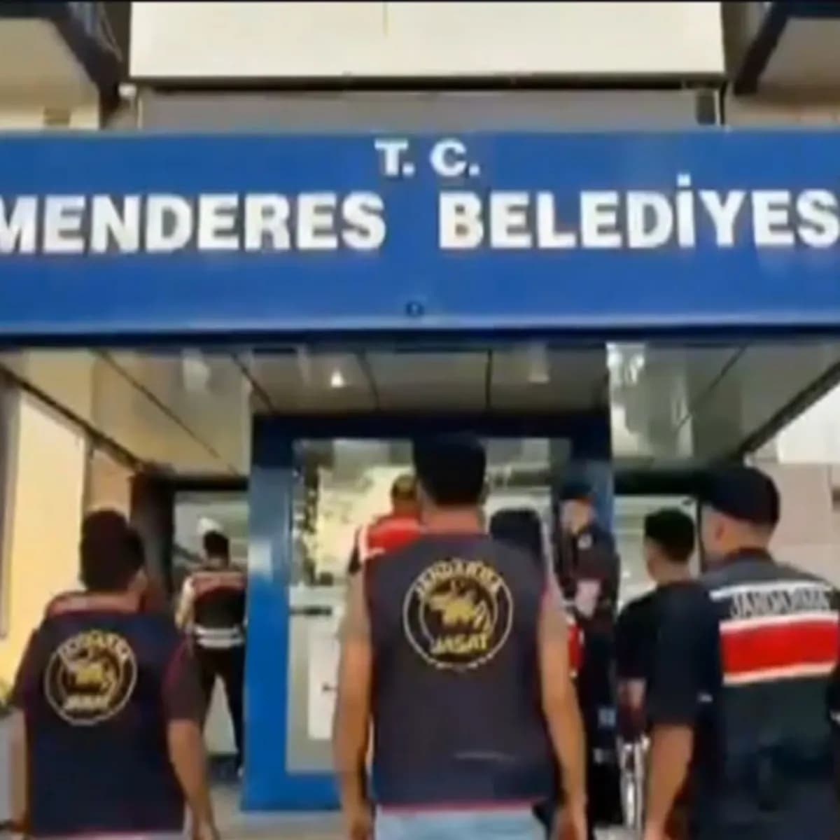 Menderes Belediyesi'ne Rüşvet Operasyonu: 9 Gözaltı
