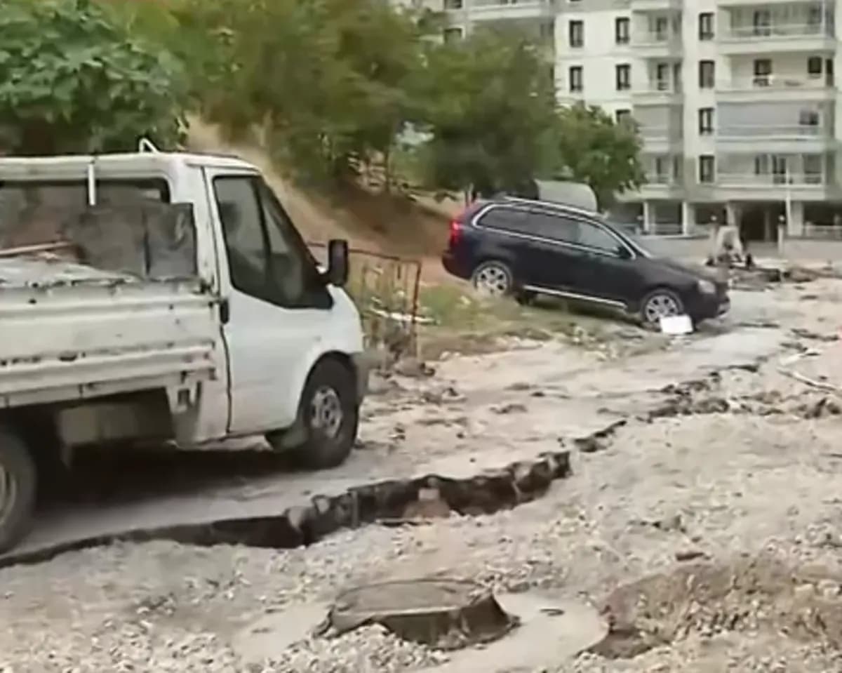 Başkentte Şiddetli Yağış Dehşeti: Çöken Yolda Çok Sayıda Araç Mahsur Kaldı