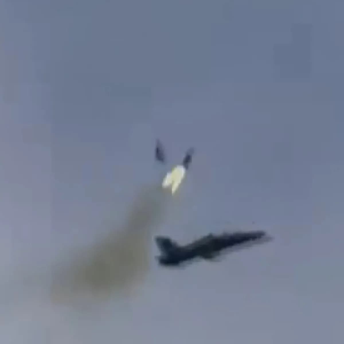 İngiliz ordusuna ait eğitim uçağı düştü! 2 pilot fırlatma koltuğuyla kurtuldu
