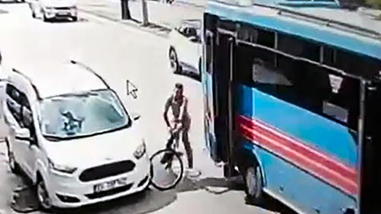 Otobüsün açık kapısı bisikletliyi yola savurdu: O anlar kamerada