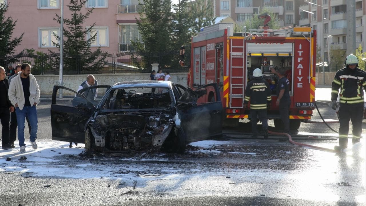 Park halindeki otomobil bir anda alev aldı