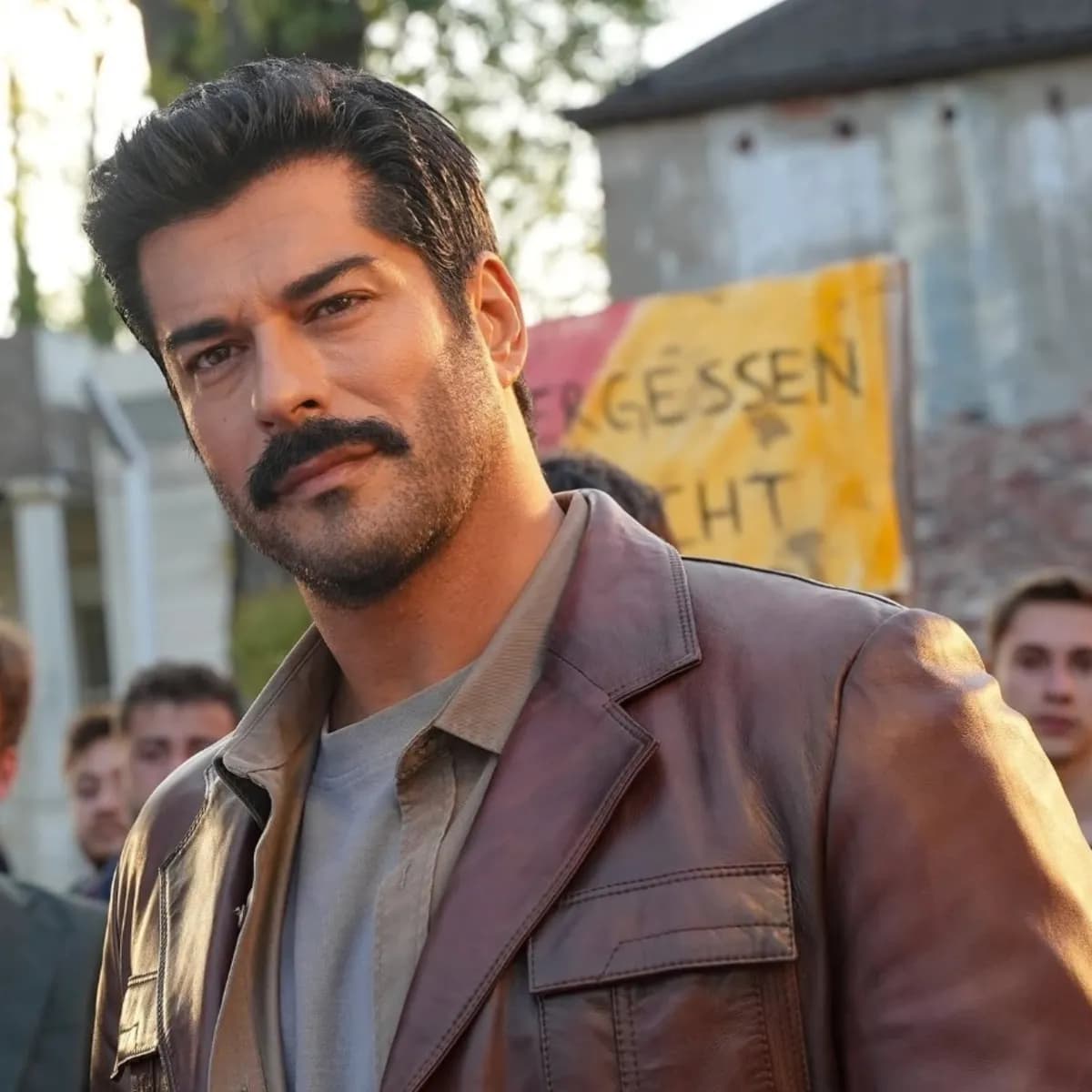 Burak Özçivit için Rusya'da hazırlık başladı! Hayranları mağazalara akın etti