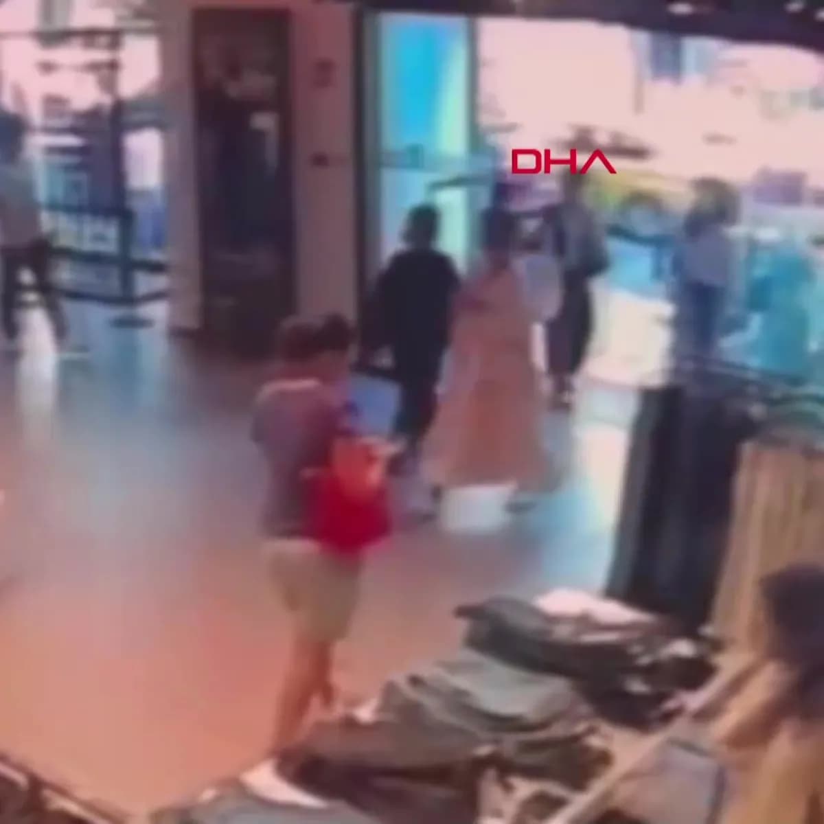 Nişantaşı'nda mağazadan ödeme yapmadan çıkan kadın kamerada