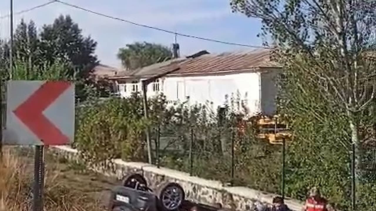 Elazığ’da Araç Şarampole Yuvarlandı: 2 Kişi Yaralandı