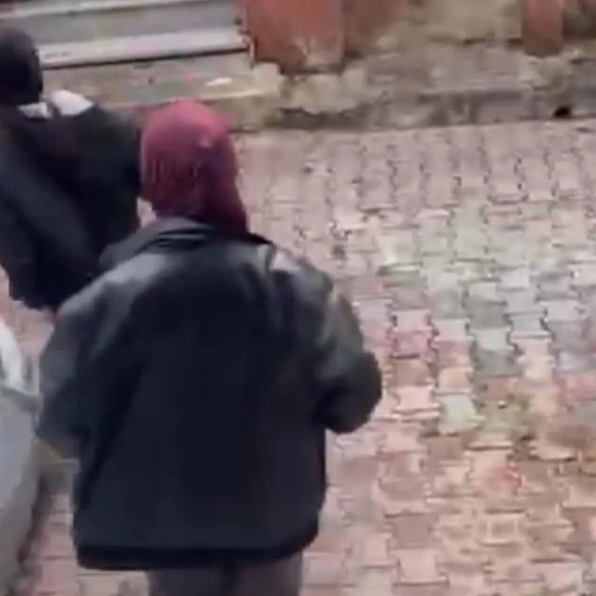 Kapıları yoklarken ev sahibine yakalandılar: Kaçarken çıkışı şaşırdılar