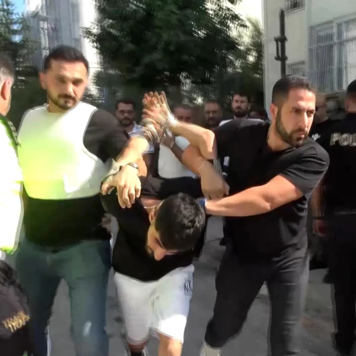 Adana'da firari hükümlüden polise direniş! El bombasının pimini çekti