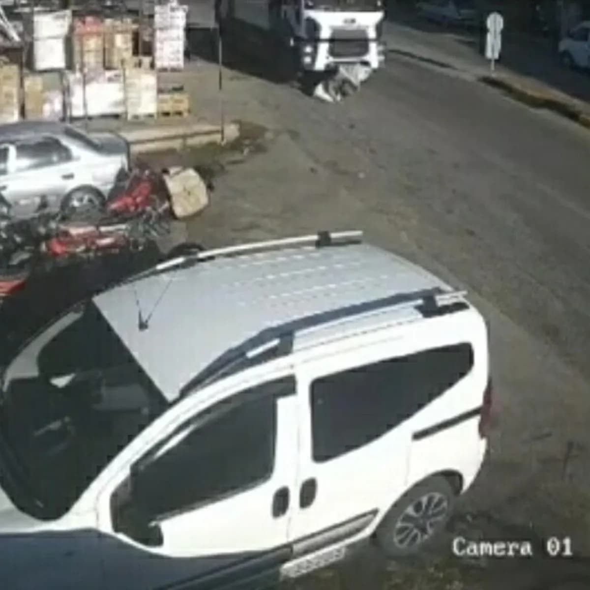 Çöp kamyonunun altında kalıp hayatını kaybetti
