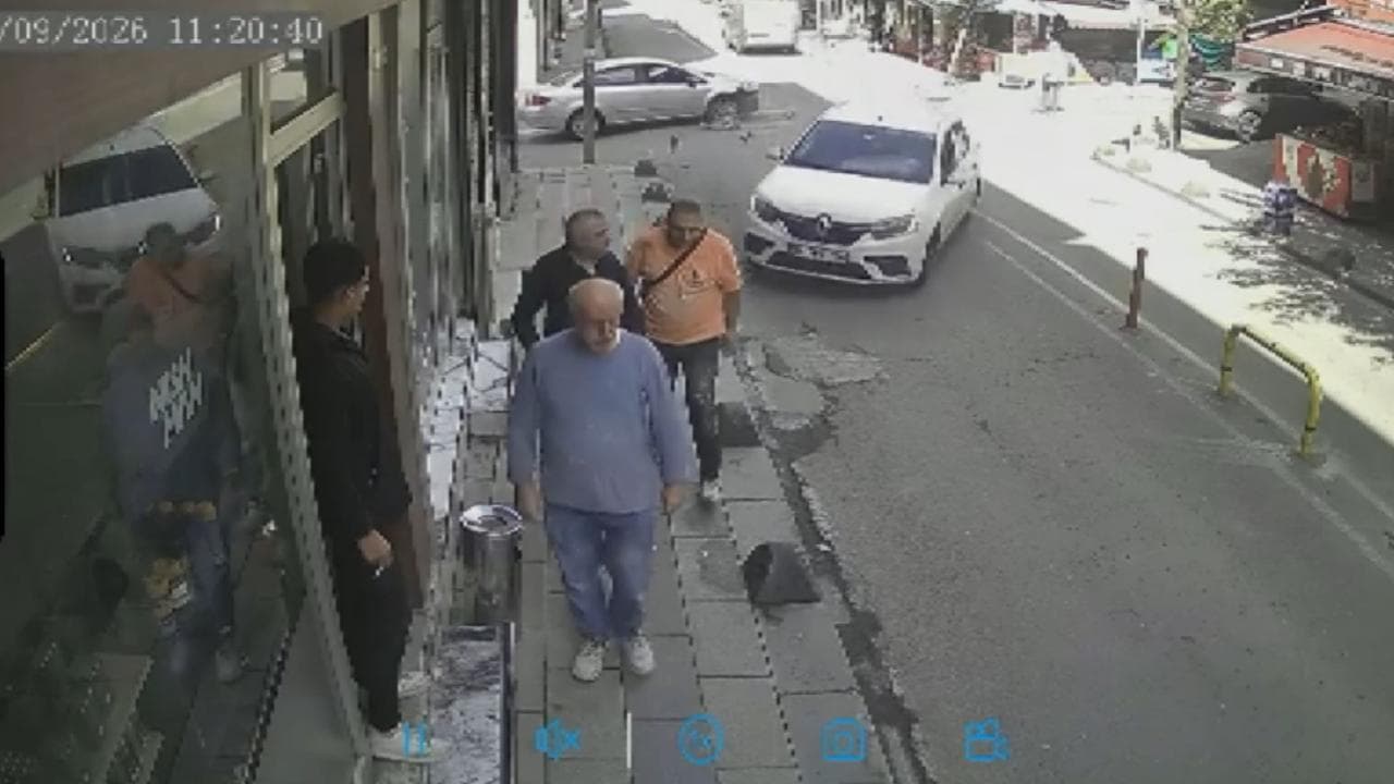 Bayrampaşa'da kaza yapan otomobil kaldırımdaki yayalara çarptı: 5 yaralı