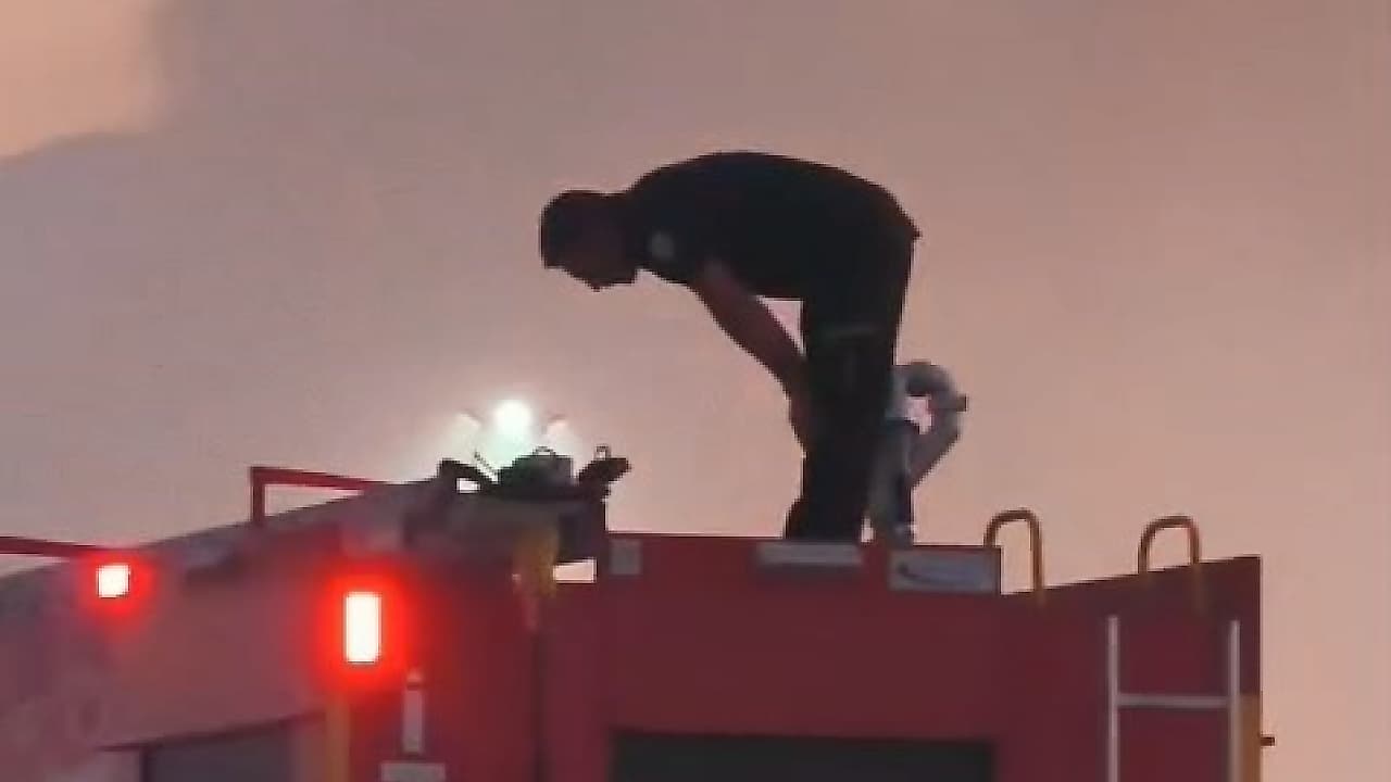 Yangın Söndürme Çalışması Sonrası Araç Üstünde İbadet
