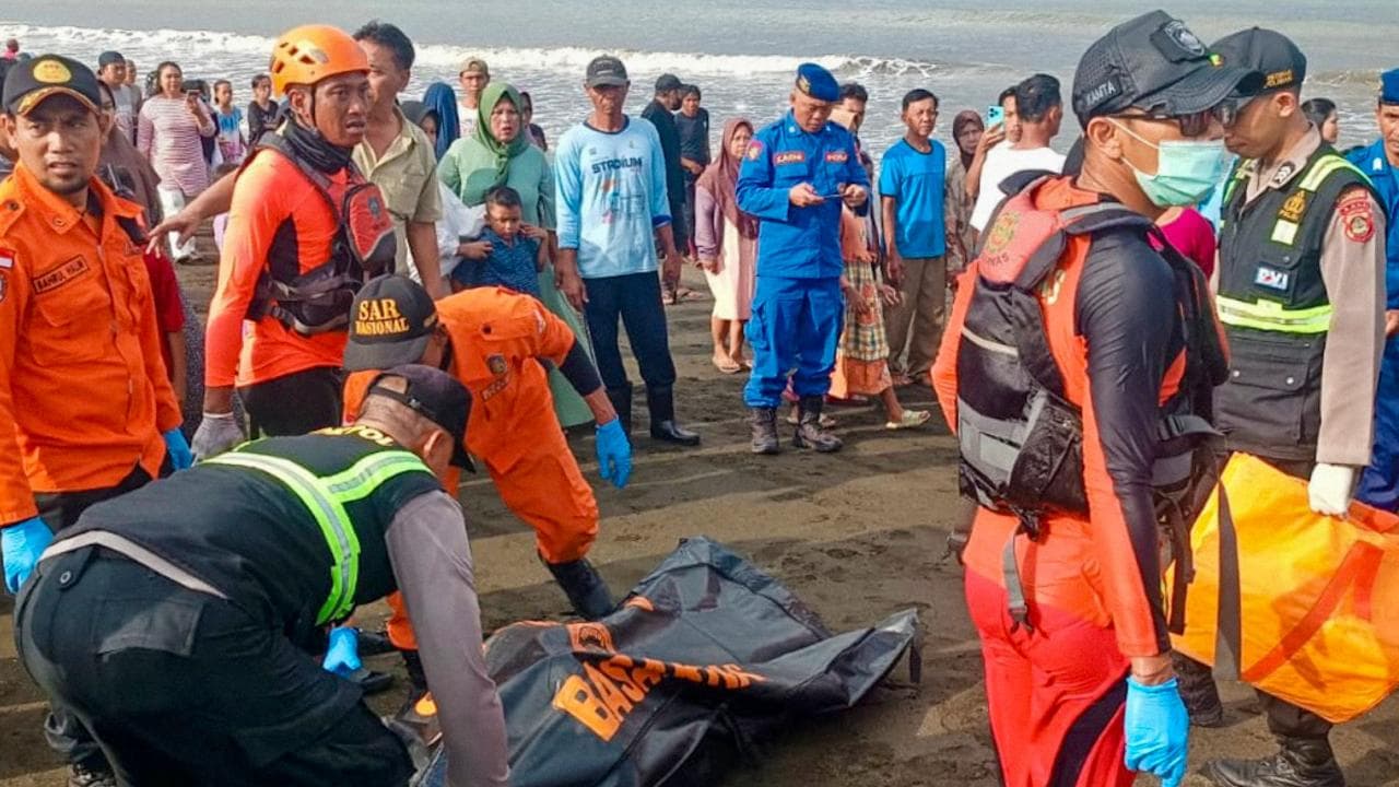 Endonezya'daki Feribot Kazasında Bilanço Ağırlaşıyor: 52 Kişinin Cansız Bedenine Ulaşıldı