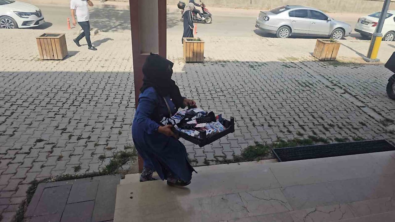 Elazığ'da Zabıta Operasyonu: Seyyar Satıcı Kılığındaki Dilenci Suüstü Yakalandı