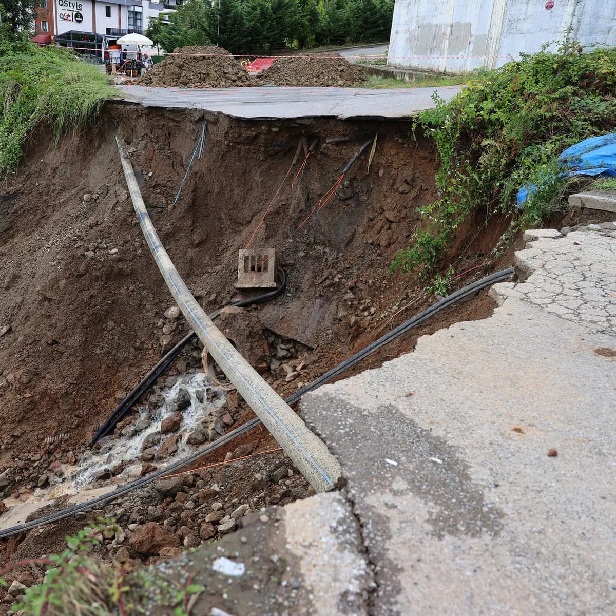 Trabzon'da heyelan: Çöken yola düşen araçtaki 2 kişi yaralandı