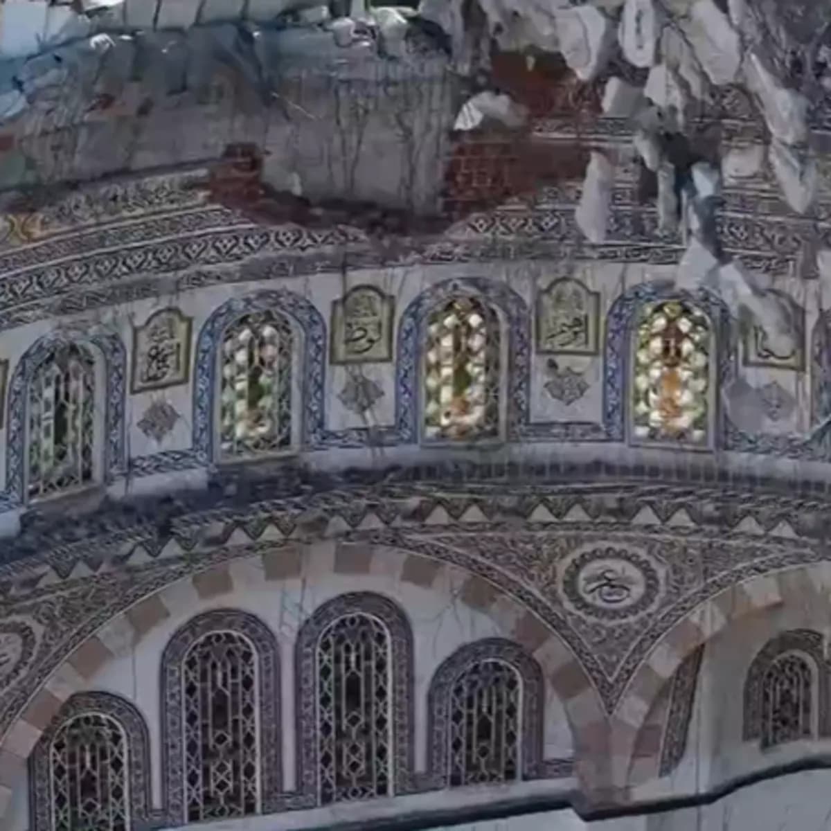 Bahçelievler'de riskli raporu verilen cami günlerdir yıkılamıyor