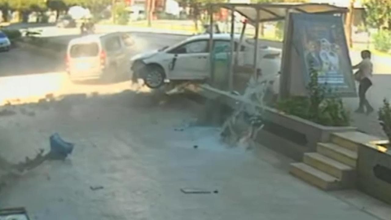 Alanya'da Kontrolden Çıkan Otomobil Yayaya ve Durağa çarptı: 3 Yaralı