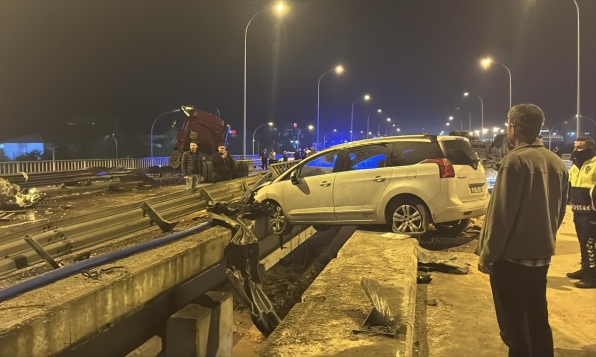 Afyonkarahisar'da tır ve otomobiller çarpıştı: 1 ölü, 7 yaralı