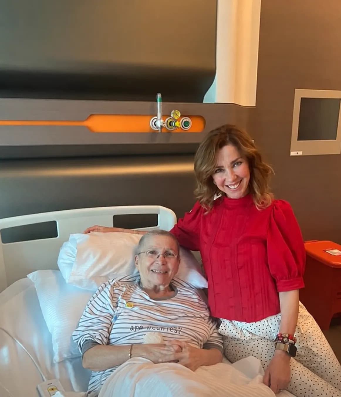 İnci Türkay'dan Kanser Tedavisi Gören Gül Onat'a Hastane Ziyareti