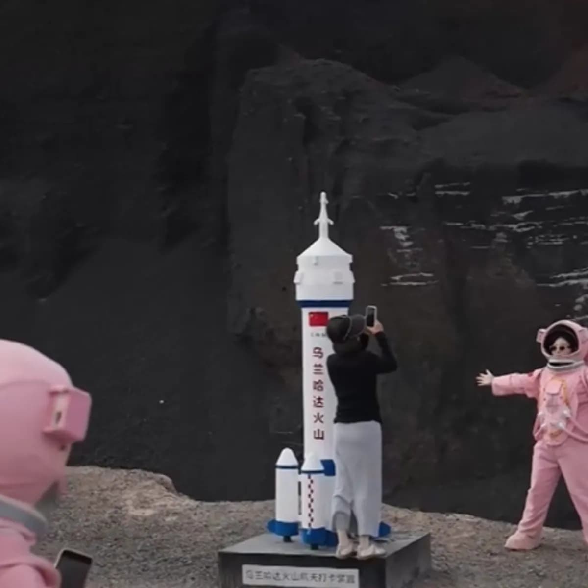 Çin'deki Volkanik Parkta Mars Deneyimi: Taykonot Kıyafetleriyle Sıra Dışı Turizm
