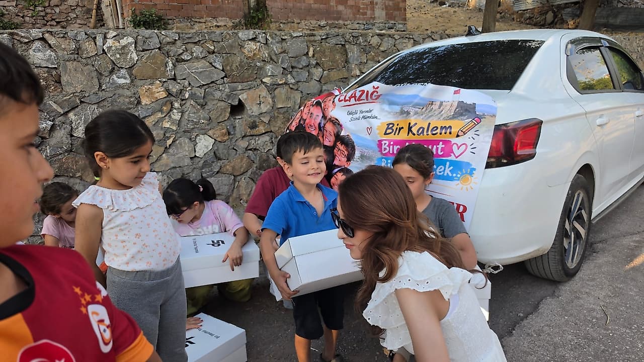 Elazığ'da Öğrencilere Kapsamlı Kırtasiye ve Eğlence Desteği