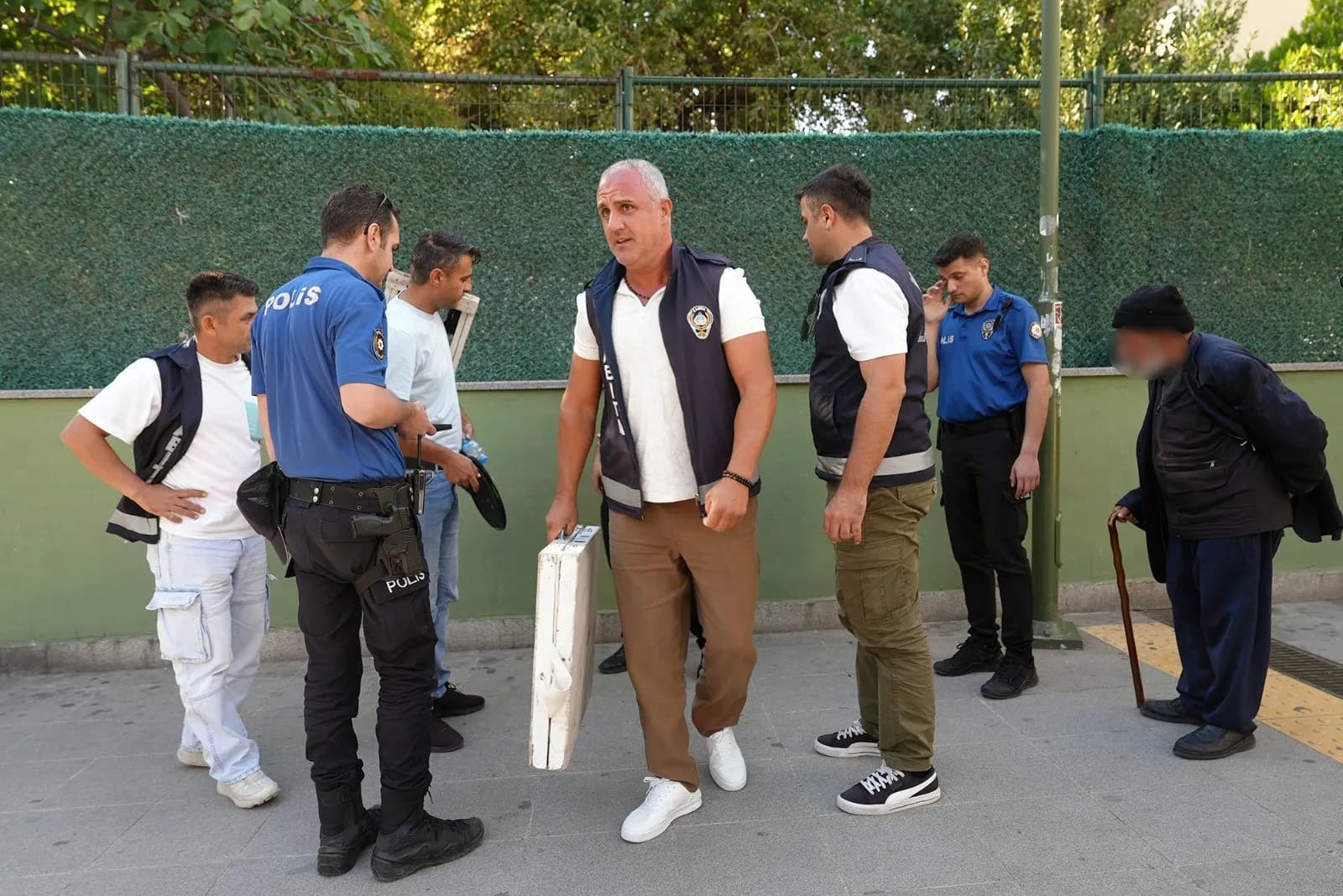 Maltepe'de Okul Önünde Bıçak Satan Seyyar Satıcıya Zabıta Engeli