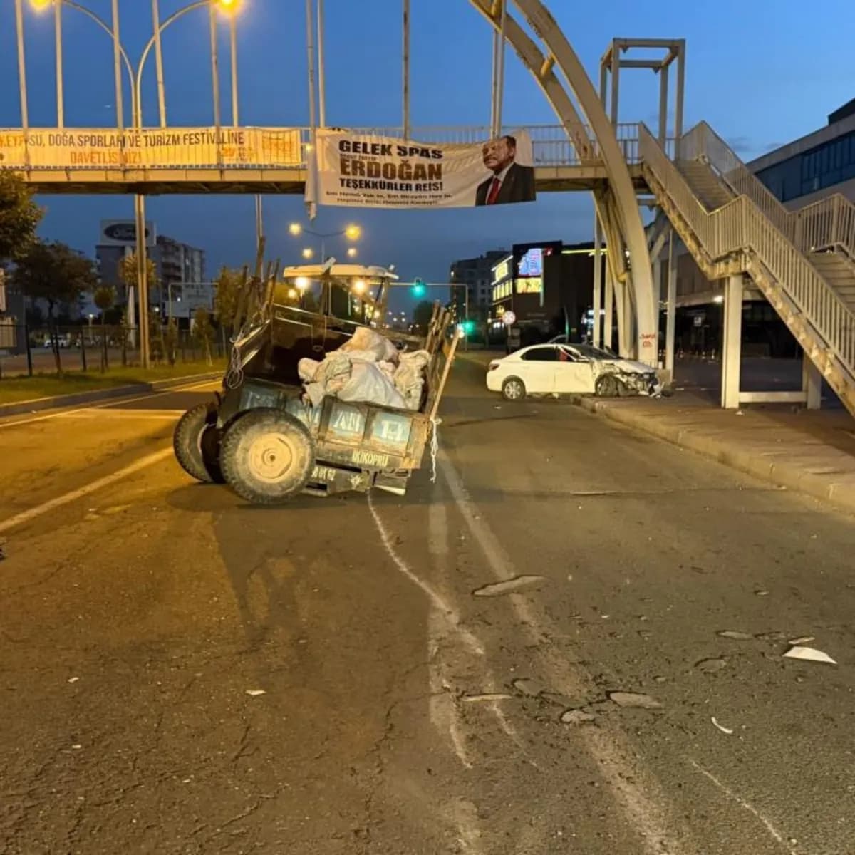 Batman’da römorklu traktör ile otomobil çarpıştı: 2 yaralı