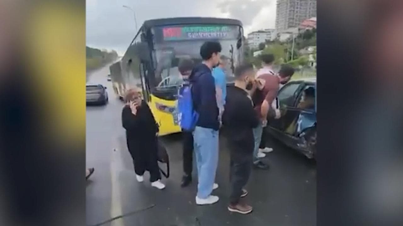 İETT otobüsü ile otomobilin çarpışması sonucu 3 kişi yaralandı