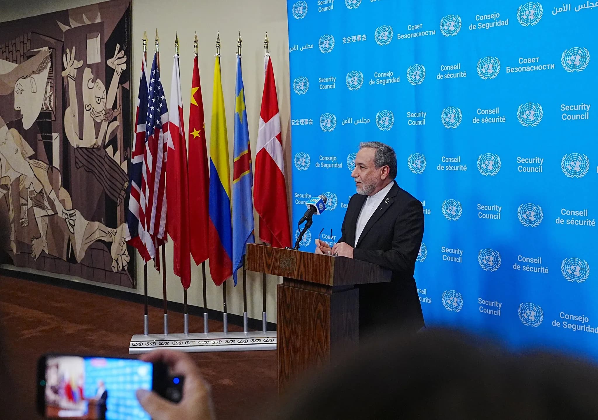 İran'dan ABD'ye rest: Savaşa da diplomasiye de hazırız