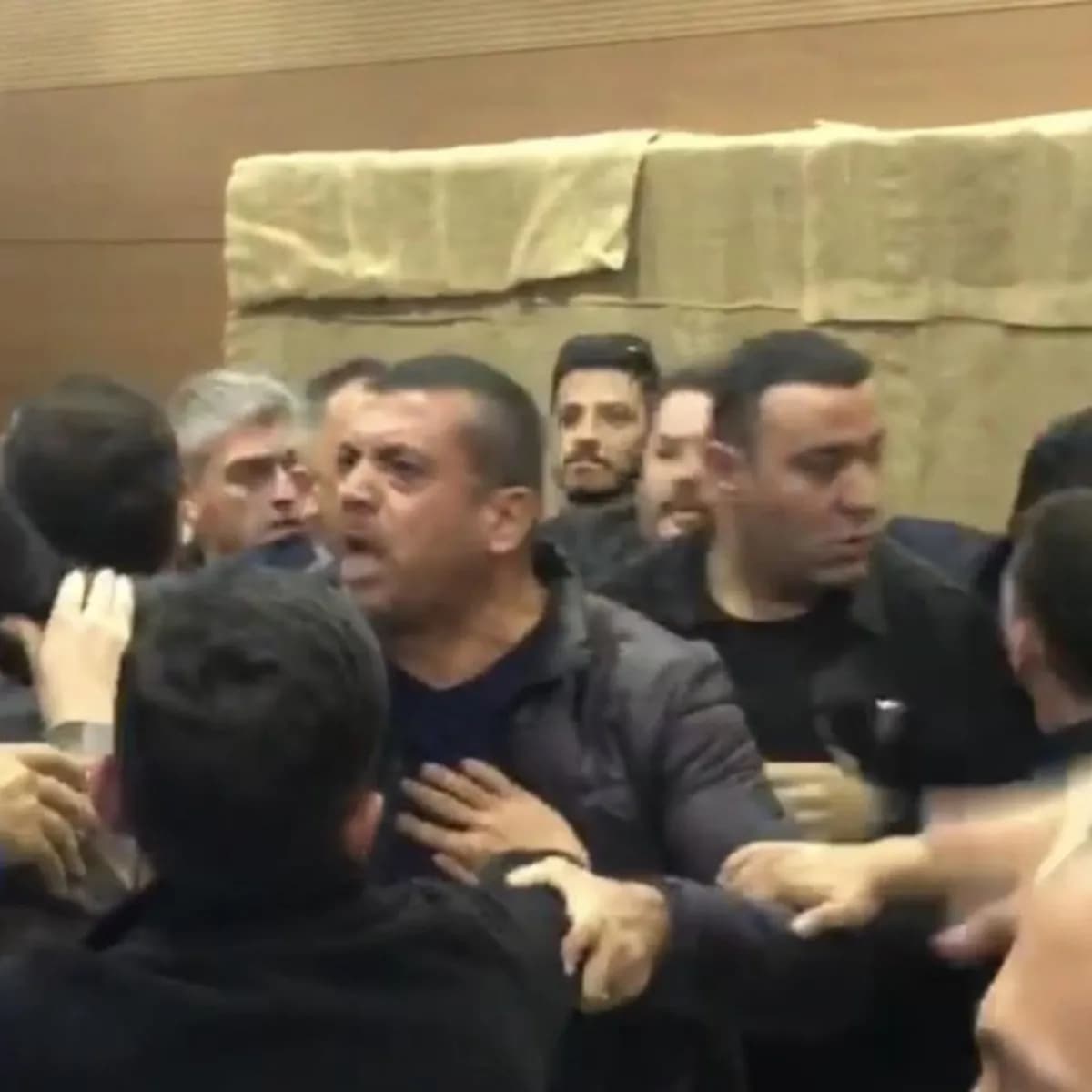 YENİ Parti Odunpazarı İlçe Başkanlığı seçimlerinde arbede! 3 oy farkı kavgaya dönüştü