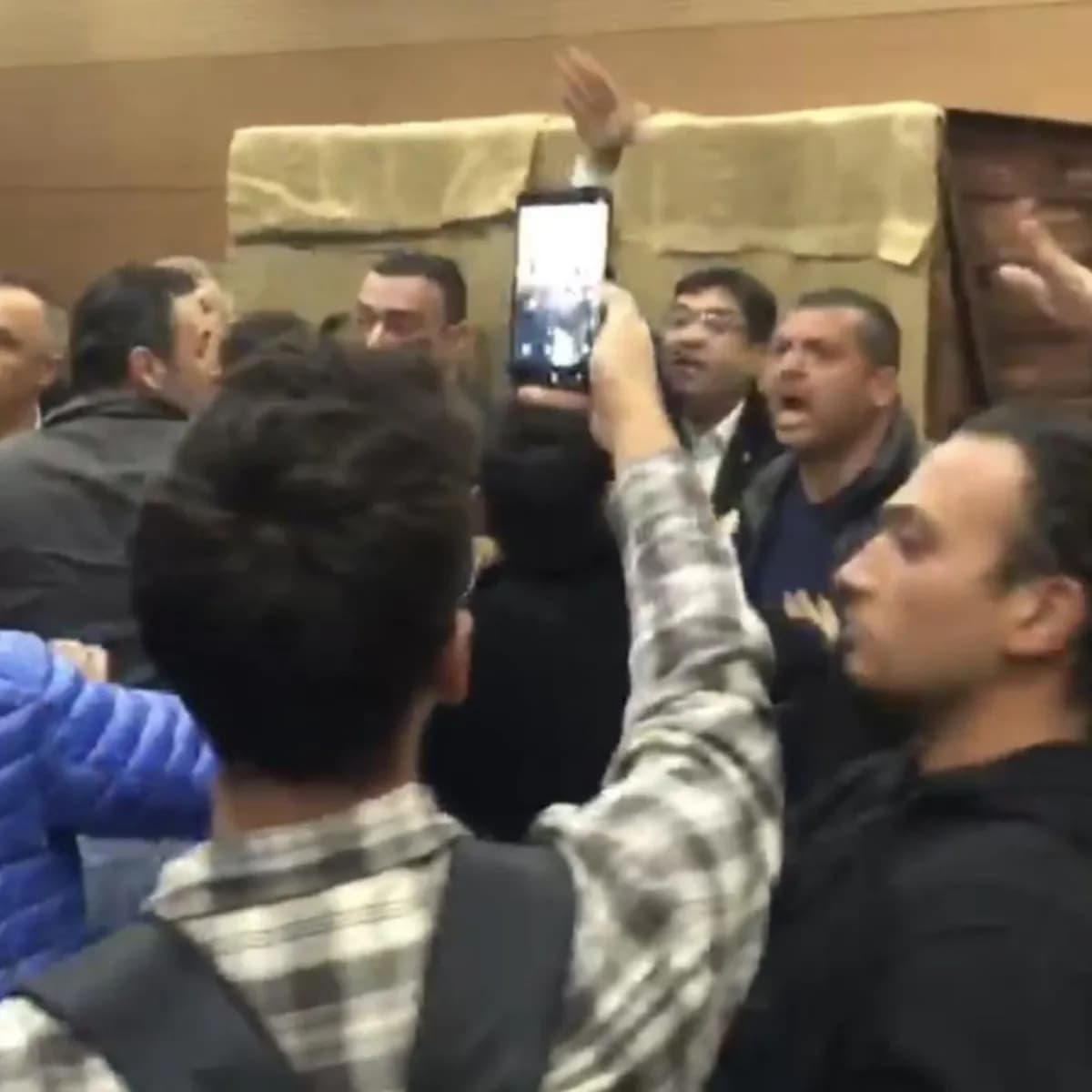YENİ Parti Odunpazarı kongresinde 3 oy krizi! Partililer arasında kavga çıktı