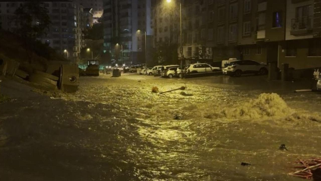 Ankara'da yağmur yağdı, rögarlar taştı: Evler su altında kaldı