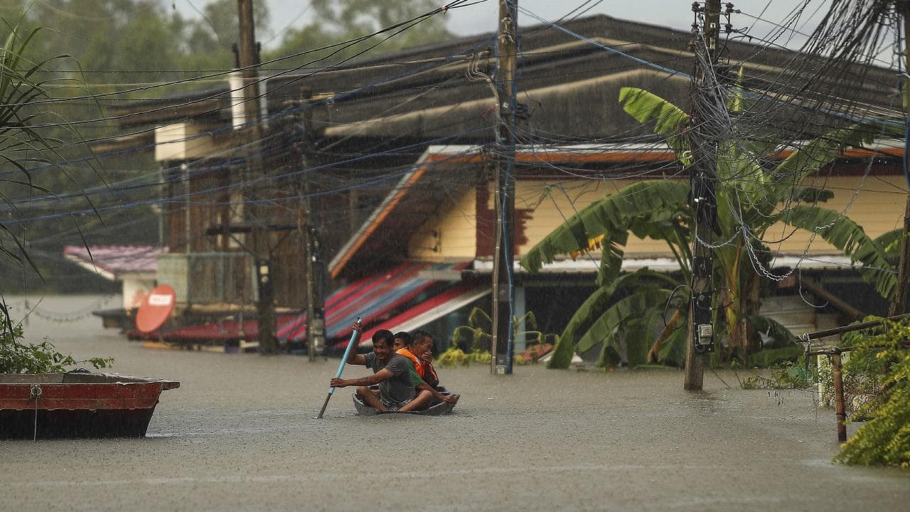 Tayland'ın başkenti Bangkok'ta sel 700 bin kişiyi etkiledi