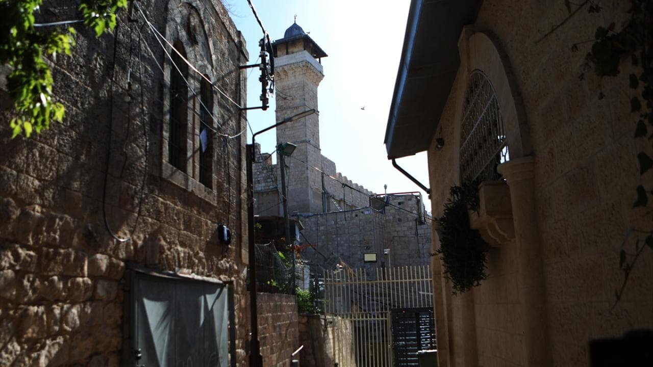İşgalci İsrail, El Halil'deki Haremi İbrahim Camisi'ni Yahudi bayramları bahanesiyle Müslümanlara kapattı