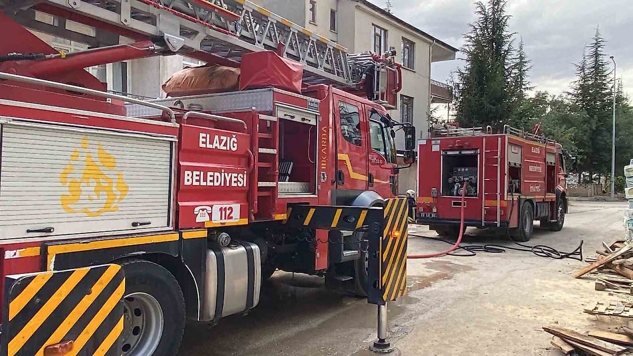Elazığ’da Çatı Yangını Paniğe Neden Oldu