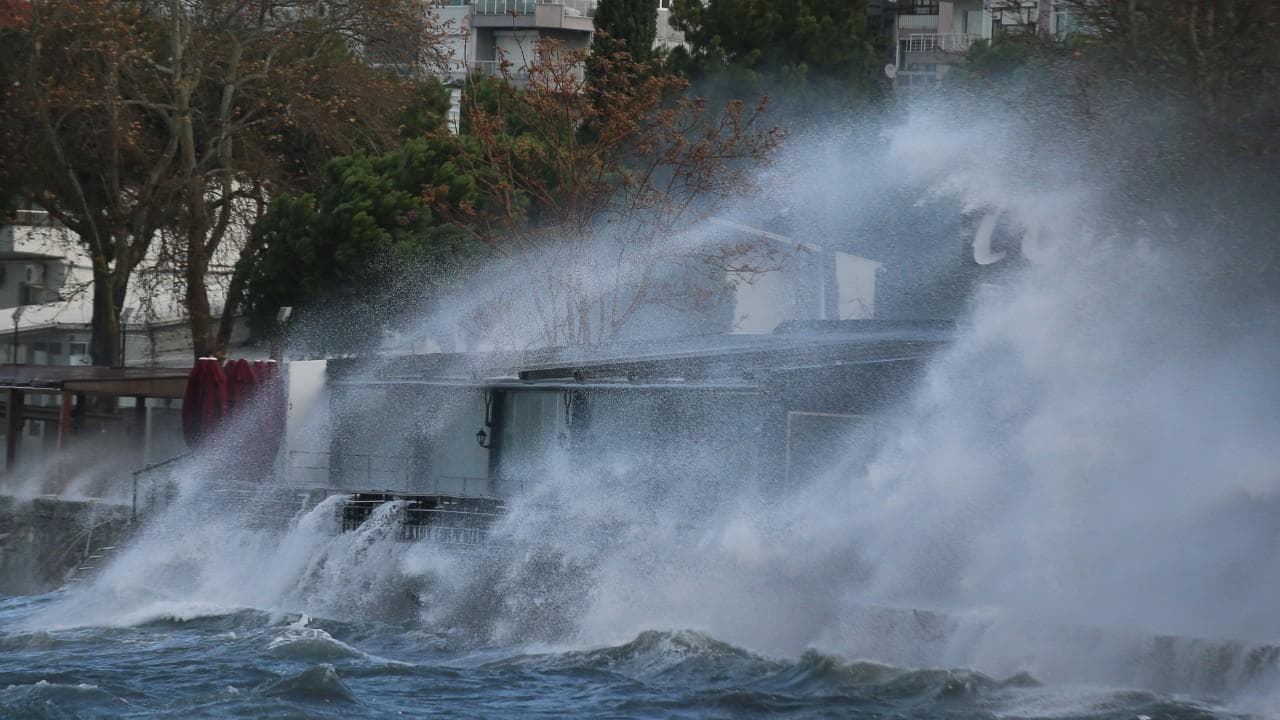 Fırtına deniz ulaşımını olumsuz etkiliyor