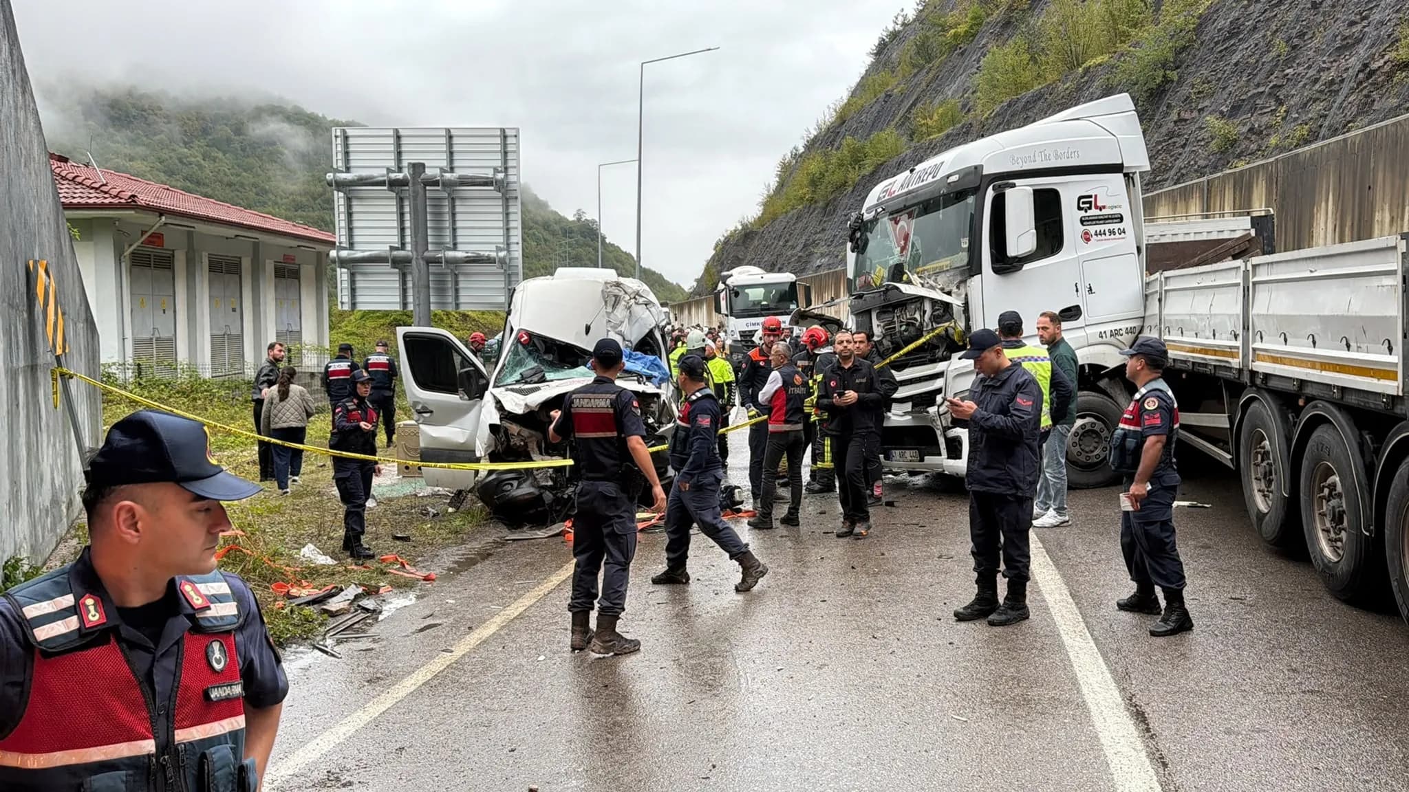 Bartın-Karabük yolunda feci kaza! Tünel çıkışında can pazarı: 1 ölü, 11 yaralı