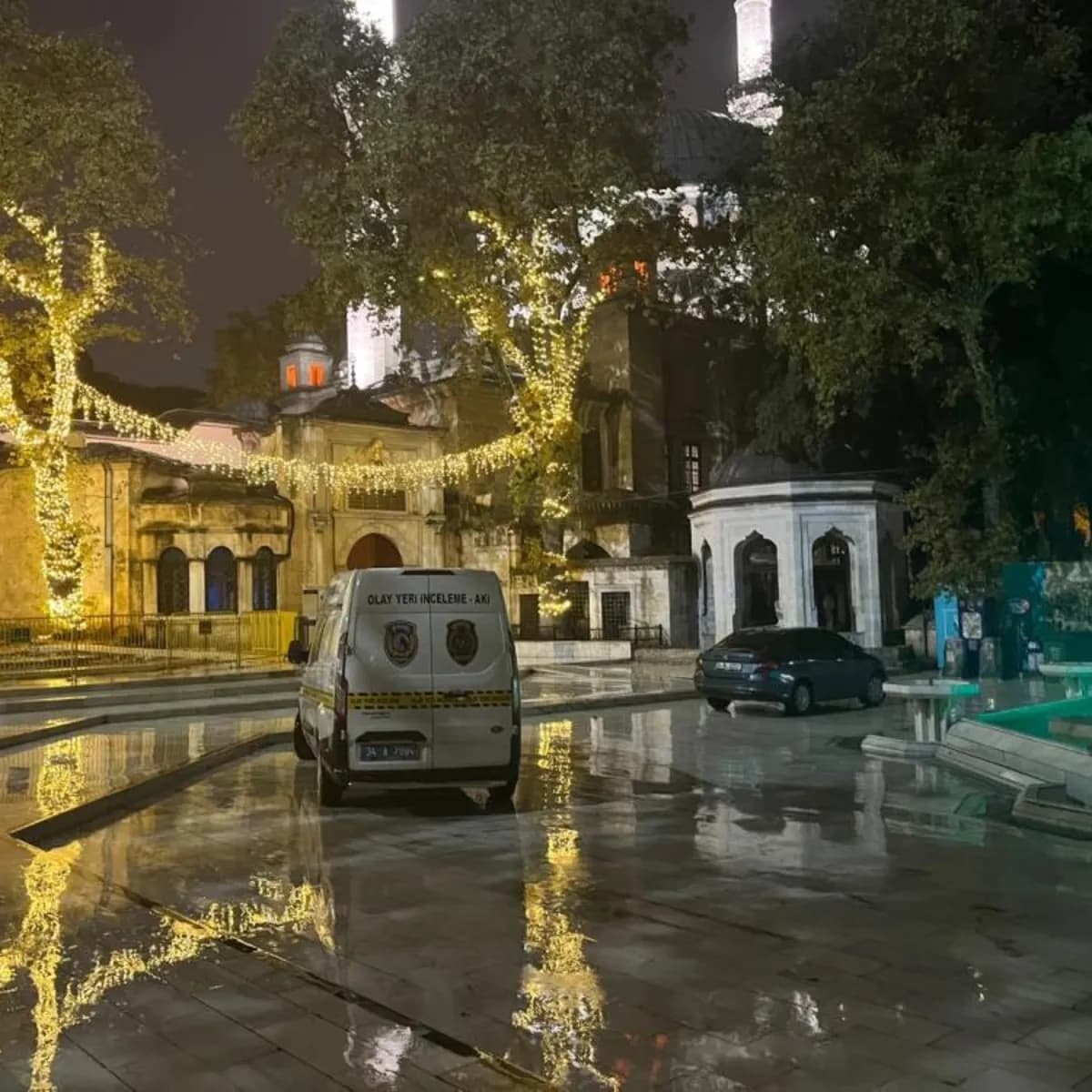 Eyüpsultan Camii'nde namaz sırasında tartışma: Bir kişi havaya 3 el ateş etti 2 gözaltı