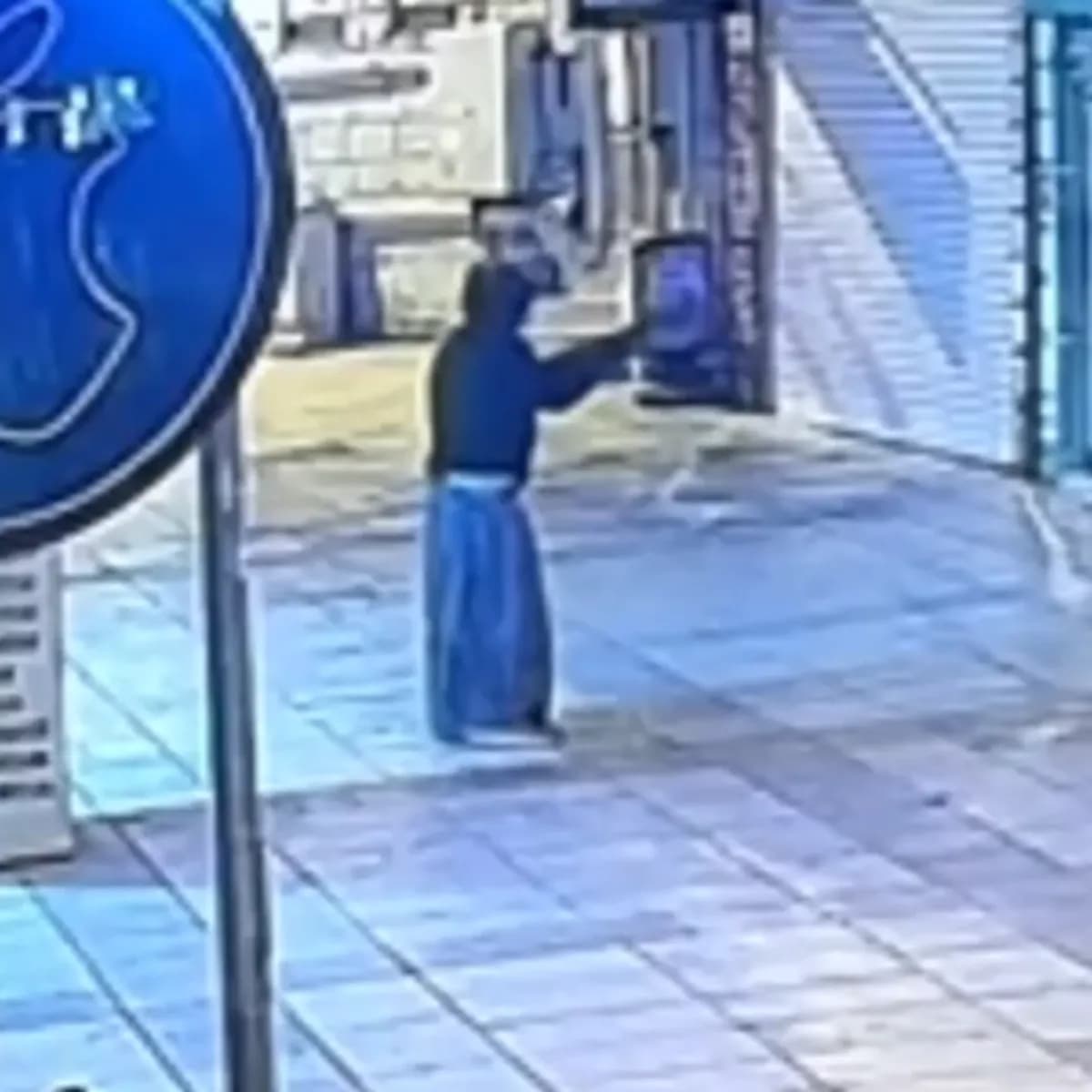 Kadın kılığında iş yerini kurşunladı