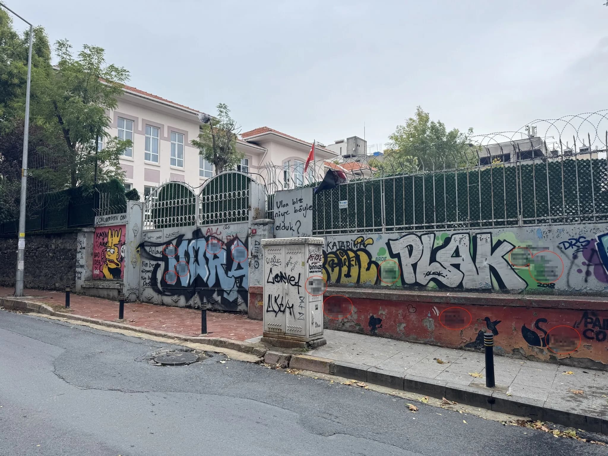 Çocukların okul yolunda sanal kumar tuzağı! Duvarları reklamlarla doldurdular