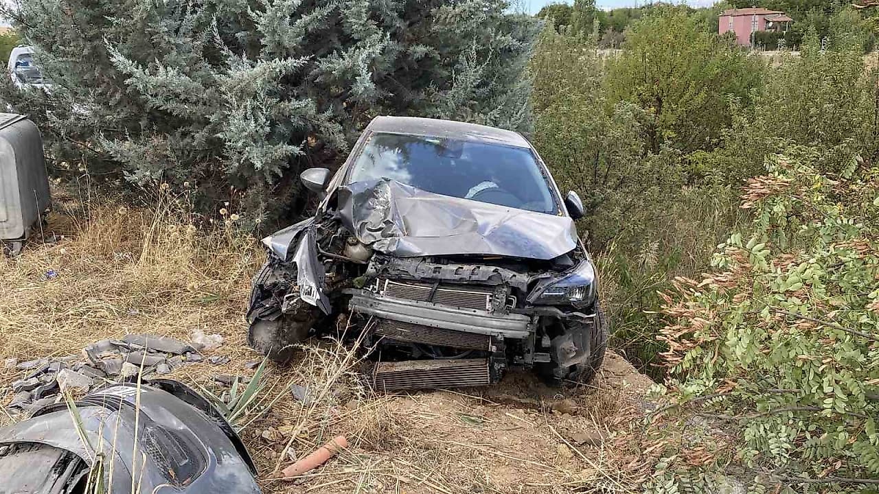 Elazığ’da Feci Kaza: Otomobil Ağaca Çarptı, 4 Yaralı
