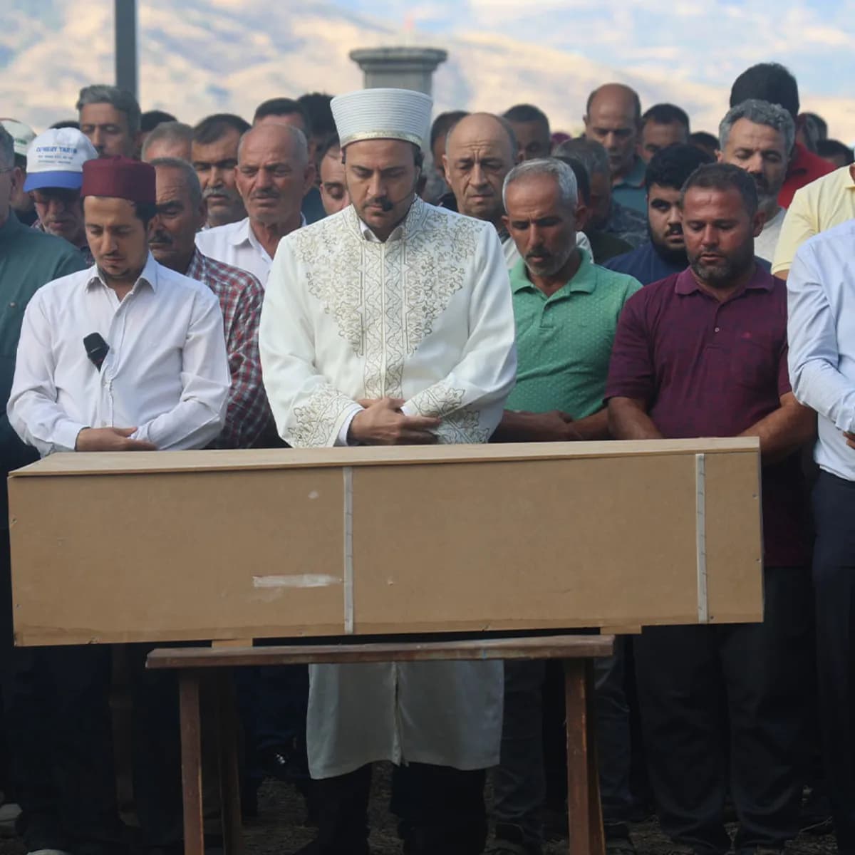 Kazada ölen 7 kişi toprağa verildi: 1 yaşındaki bebek annesiyle aynı tabutta