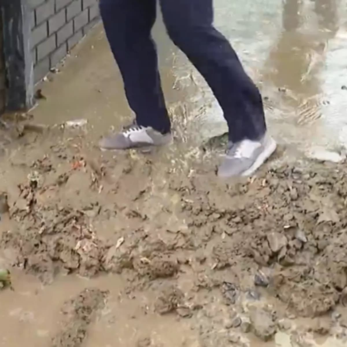 Okul değil çile yolu: "Çamur okul bahçesine doluyor"
