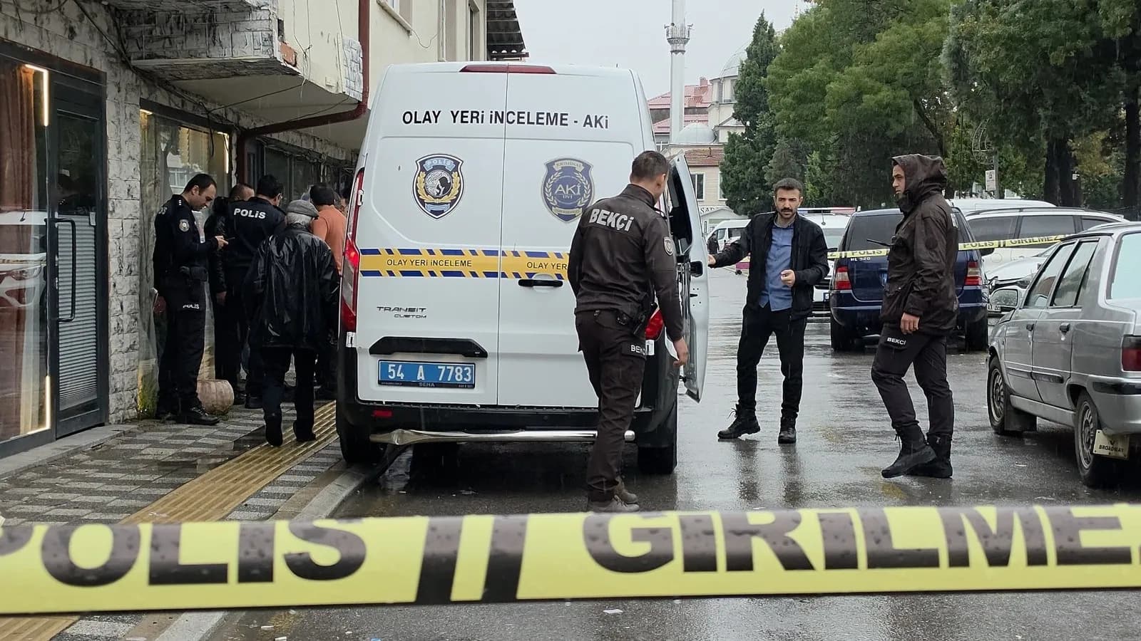 Sakarya'da kardeşini tabancayla vurup kaçtı