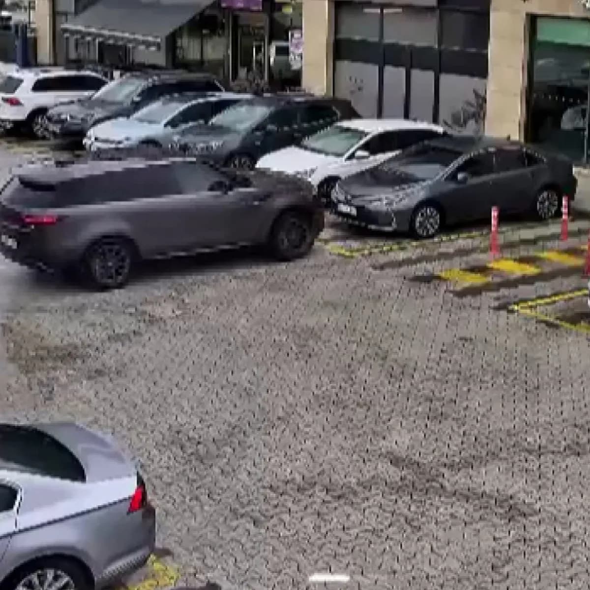 Fren yerine gaza basınca olanlar oldu! Cip otomobille birlikte kafeye daldı
