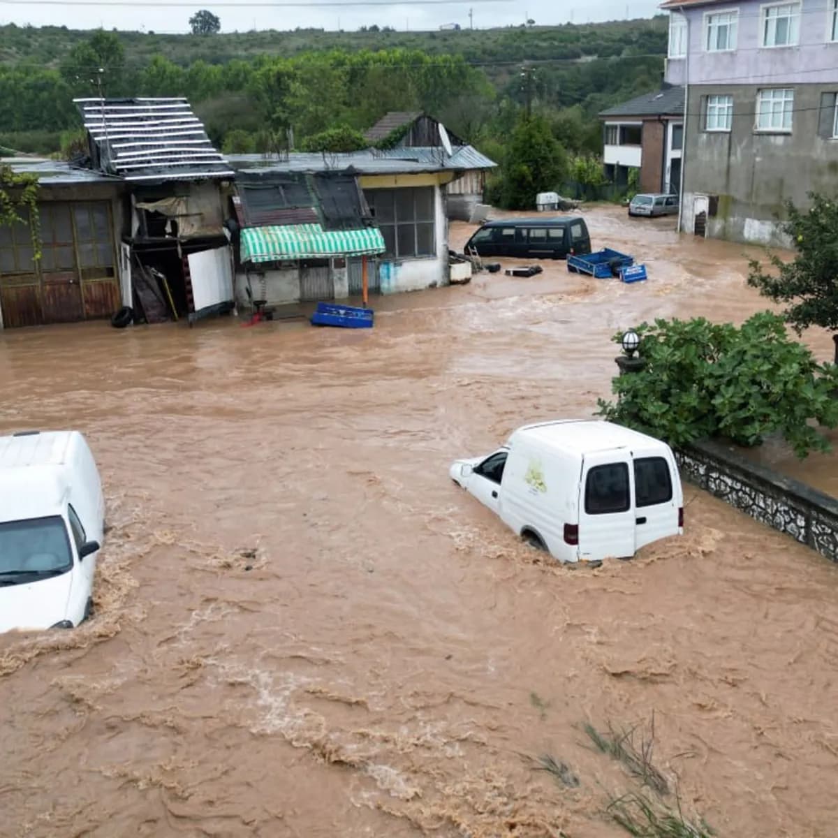 Sakarya'da sağanak sele neden oldu: Cadde ve sokaklar göle döndü