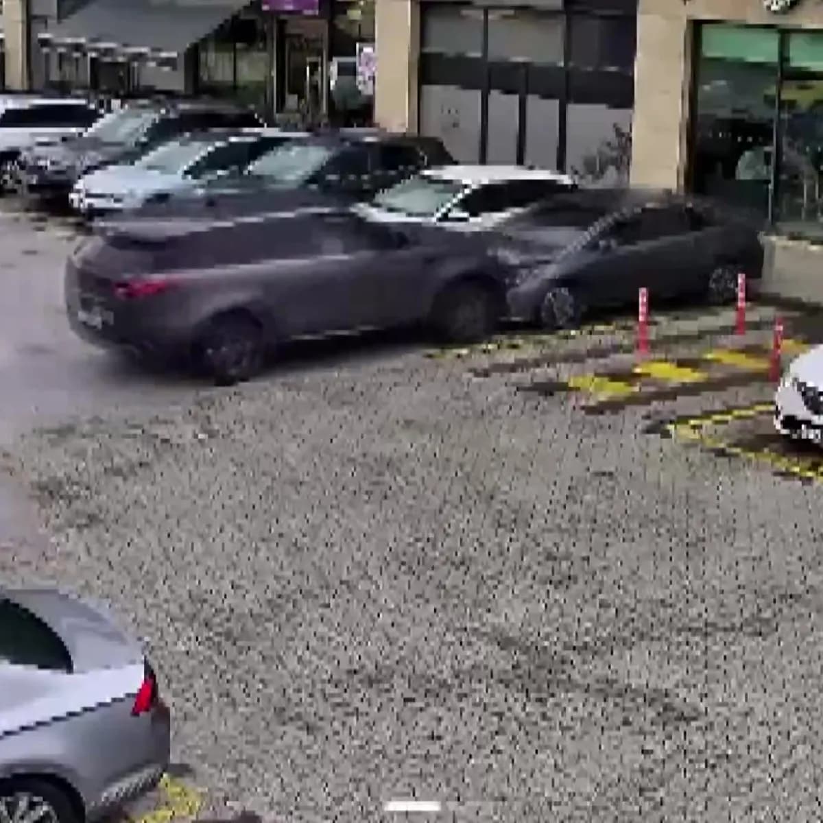 Çekmeköy’de faciadan dönüldü! Cip çarptığı otomobille kafeye girdi