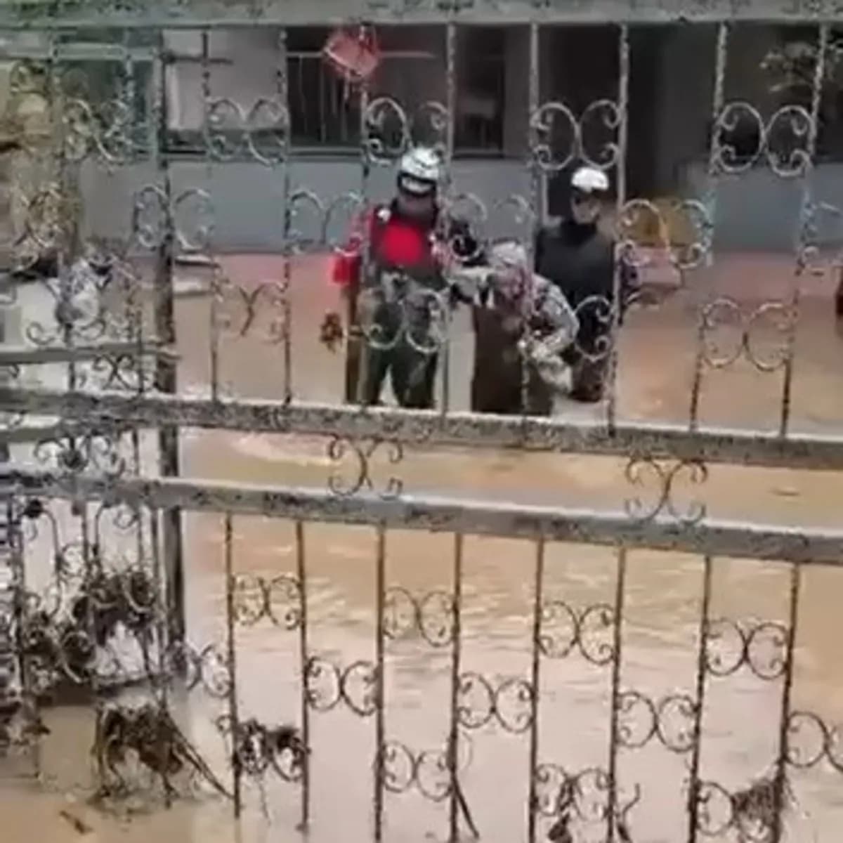 Sağanak vurdu, Mudanya sular altında kaldı!