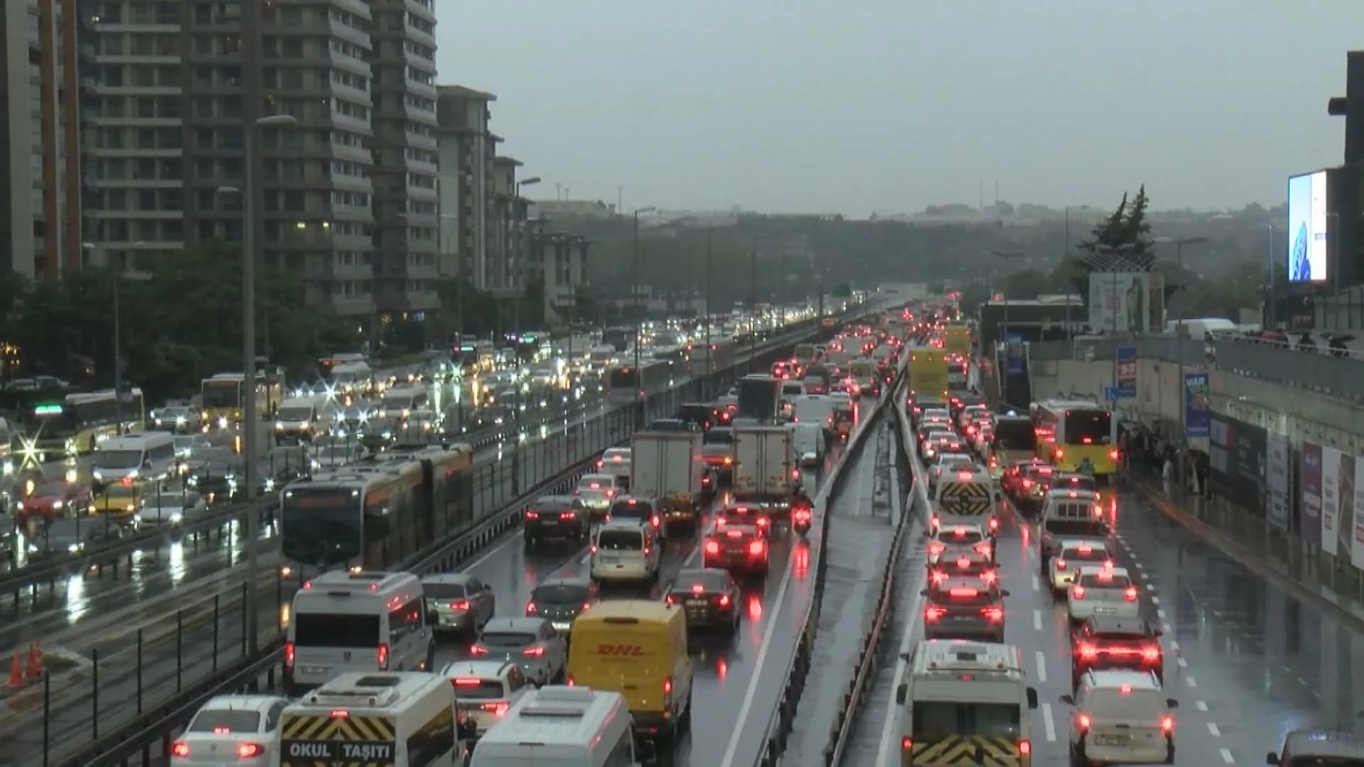 İstanbul’da trafik felç! Köprü ve TEM'de uzun araç kuyrukları